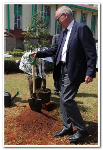 daad director handing over the spade